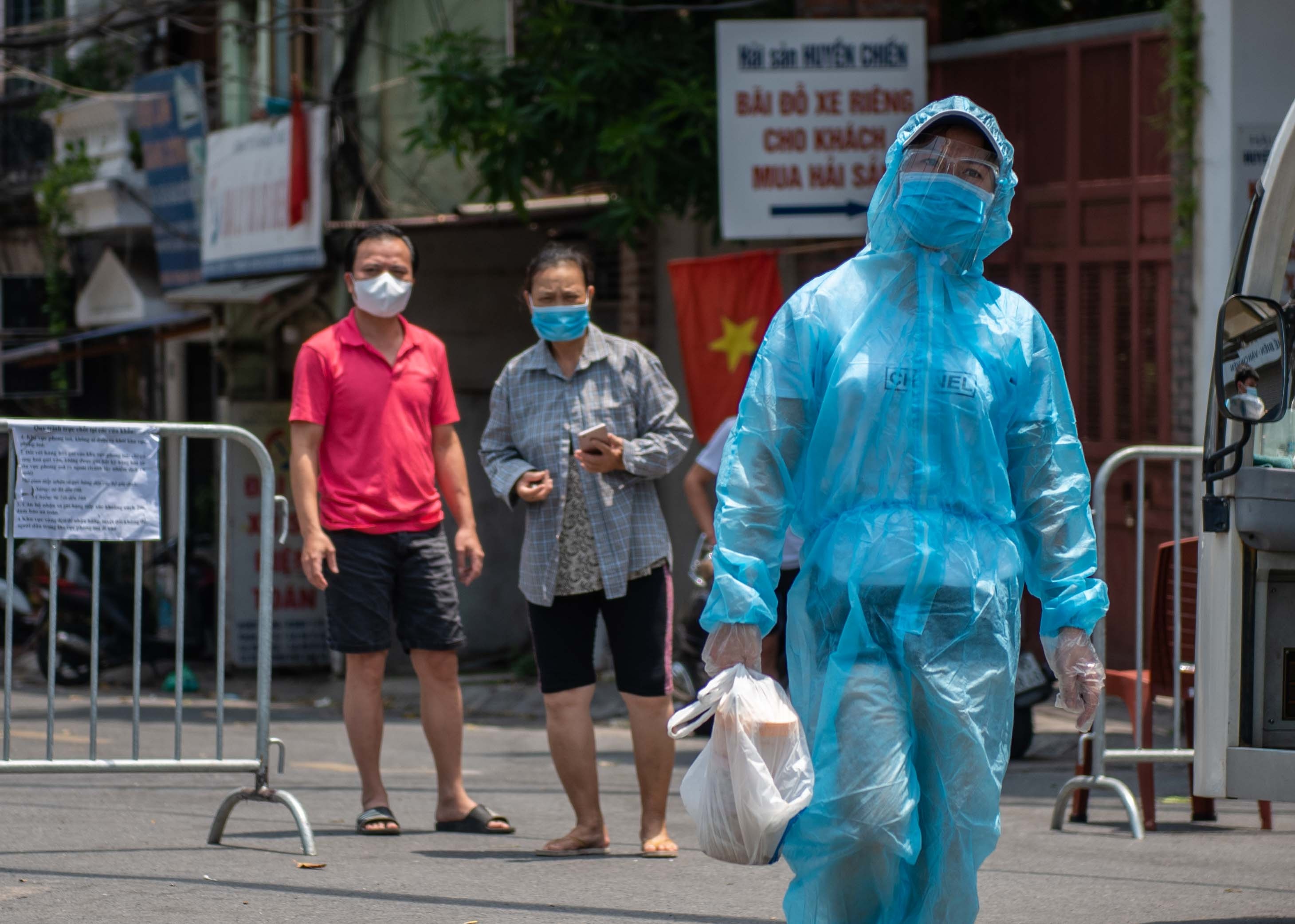 Tiep te do an o khu phong toa anh 12