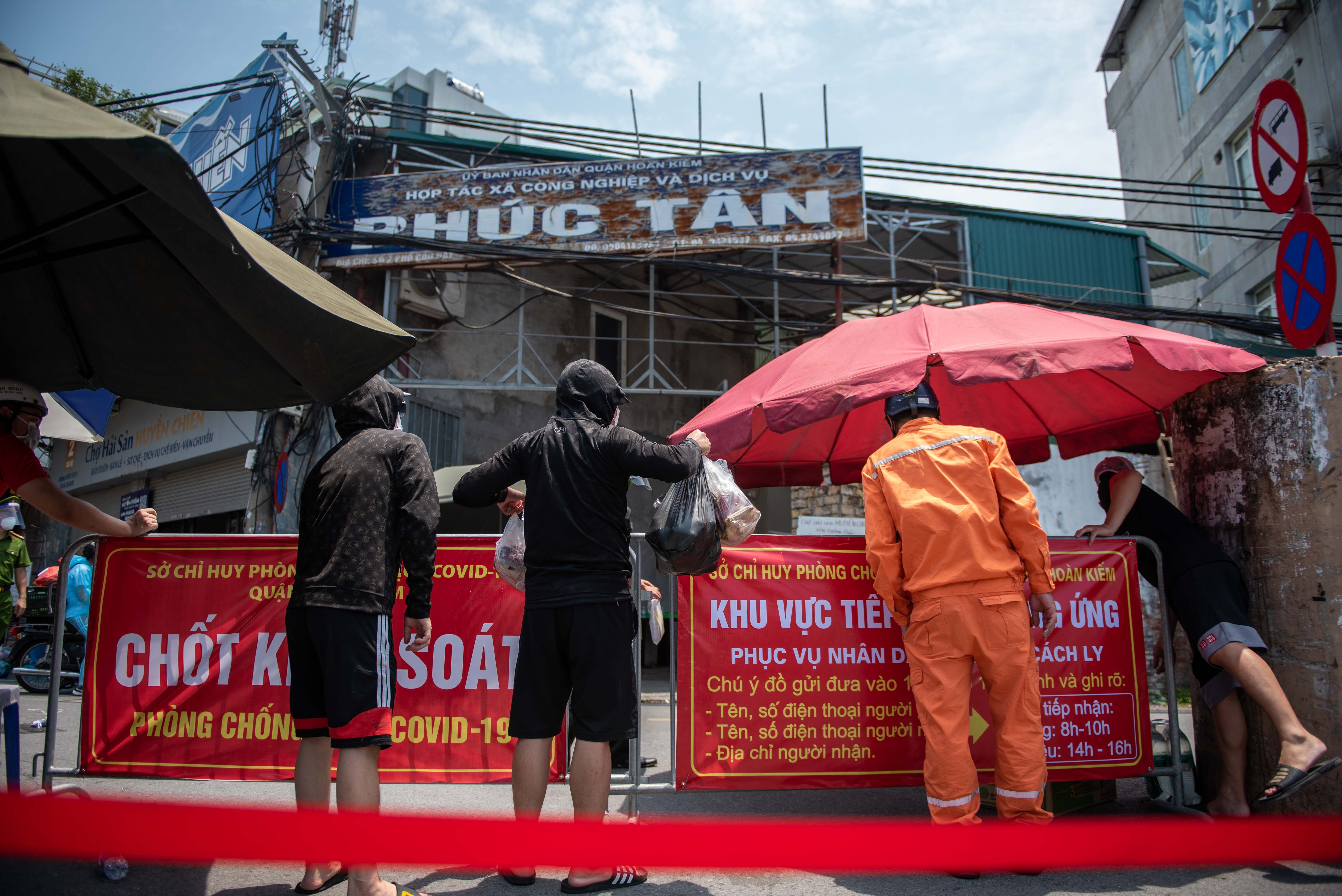 Tiep te do an o khu phong toa anh 1