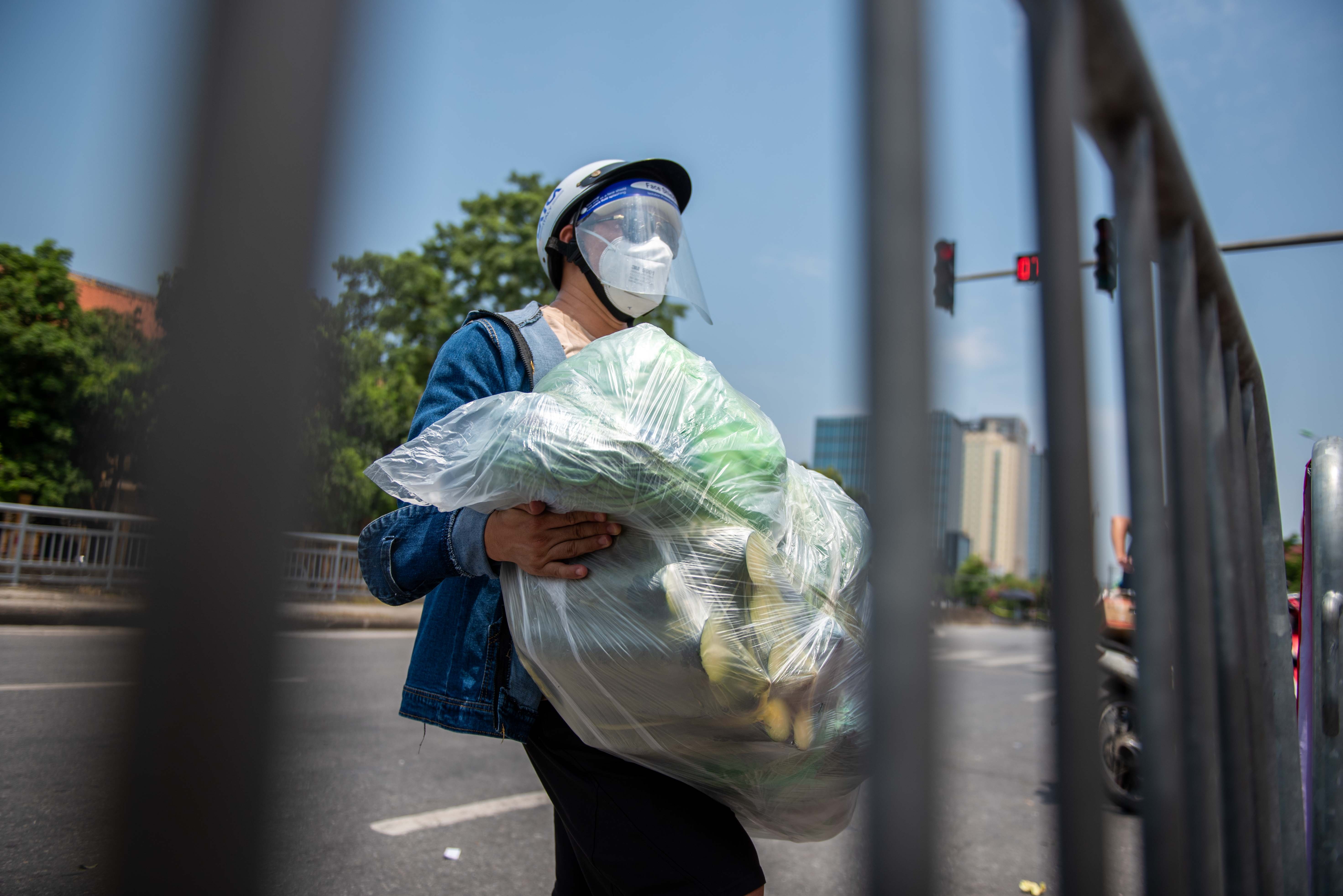 Tiep te do an o khu phong toa anh 5