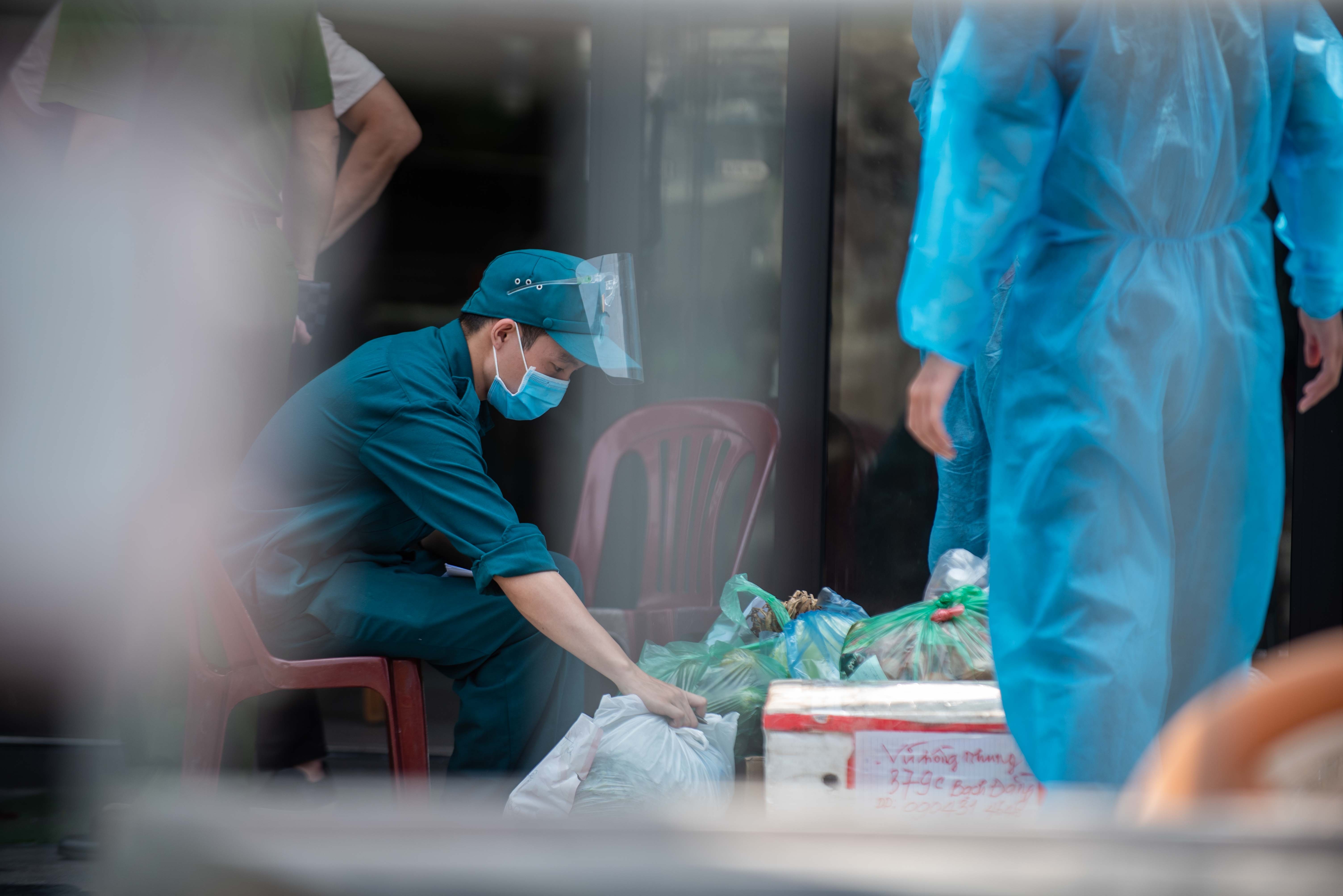 Tiep te do an o khu phong toa anh 9