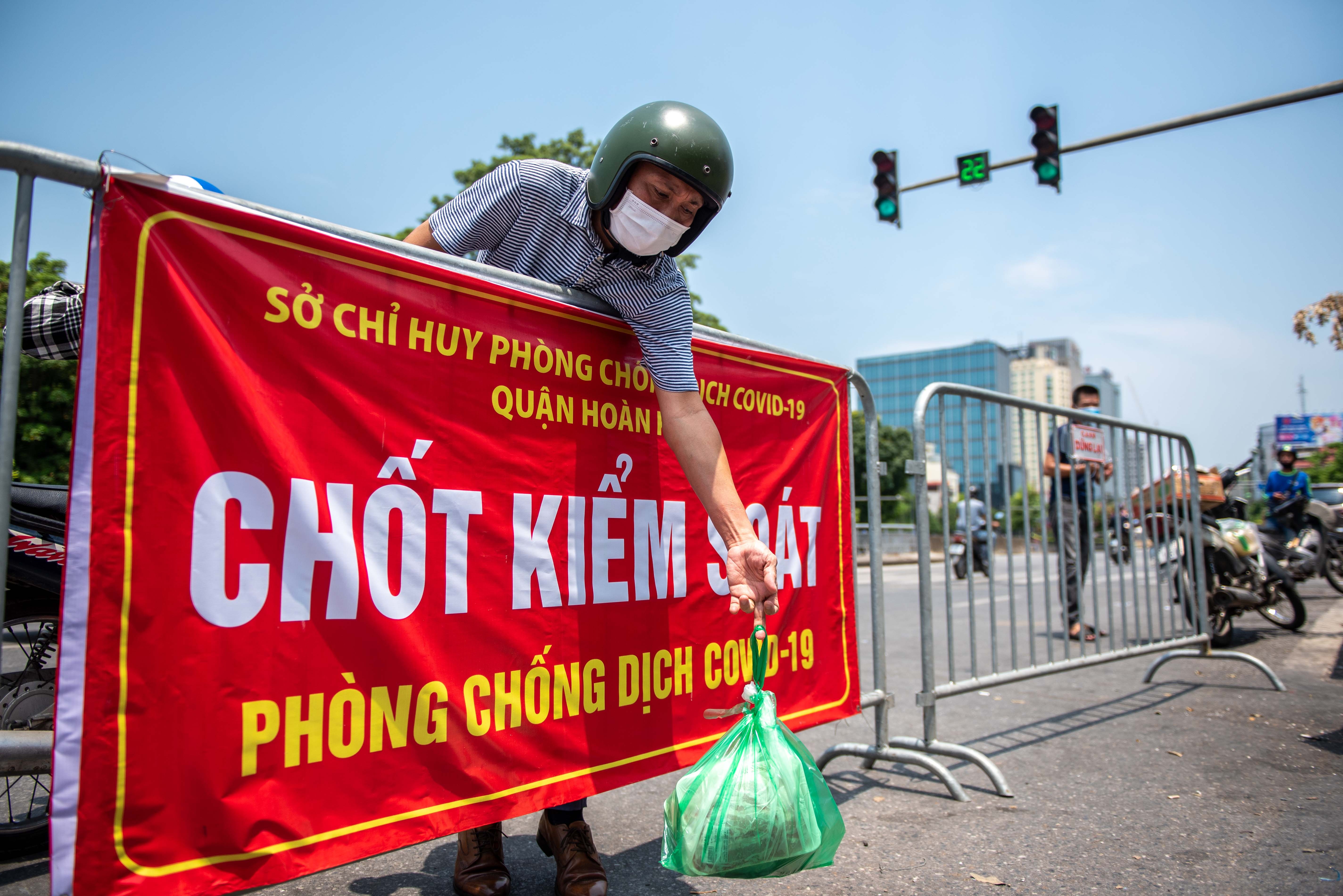 Tiep te do an o khu phong toa anh 4