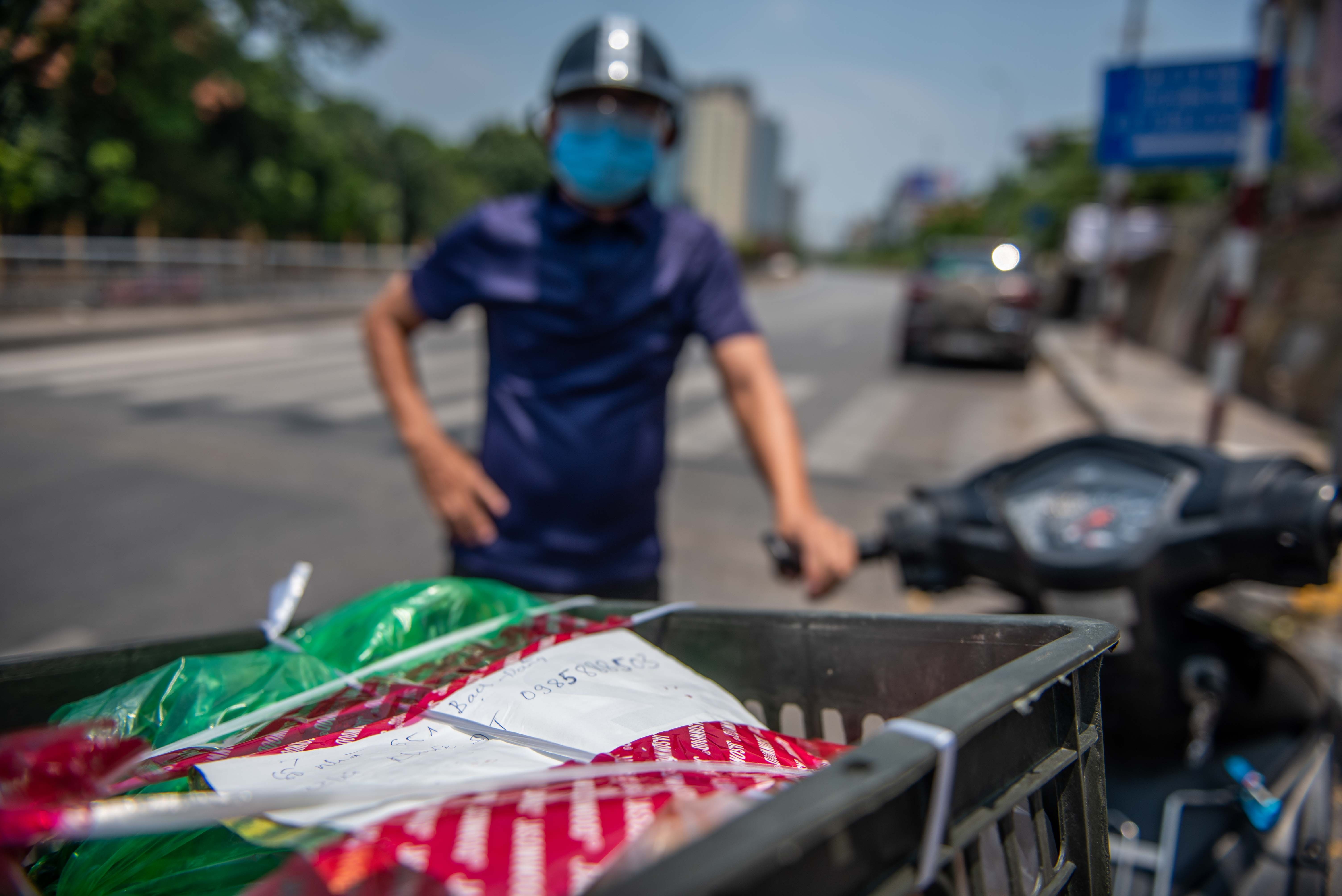 Tiep te do an o khu phong toa anh 6