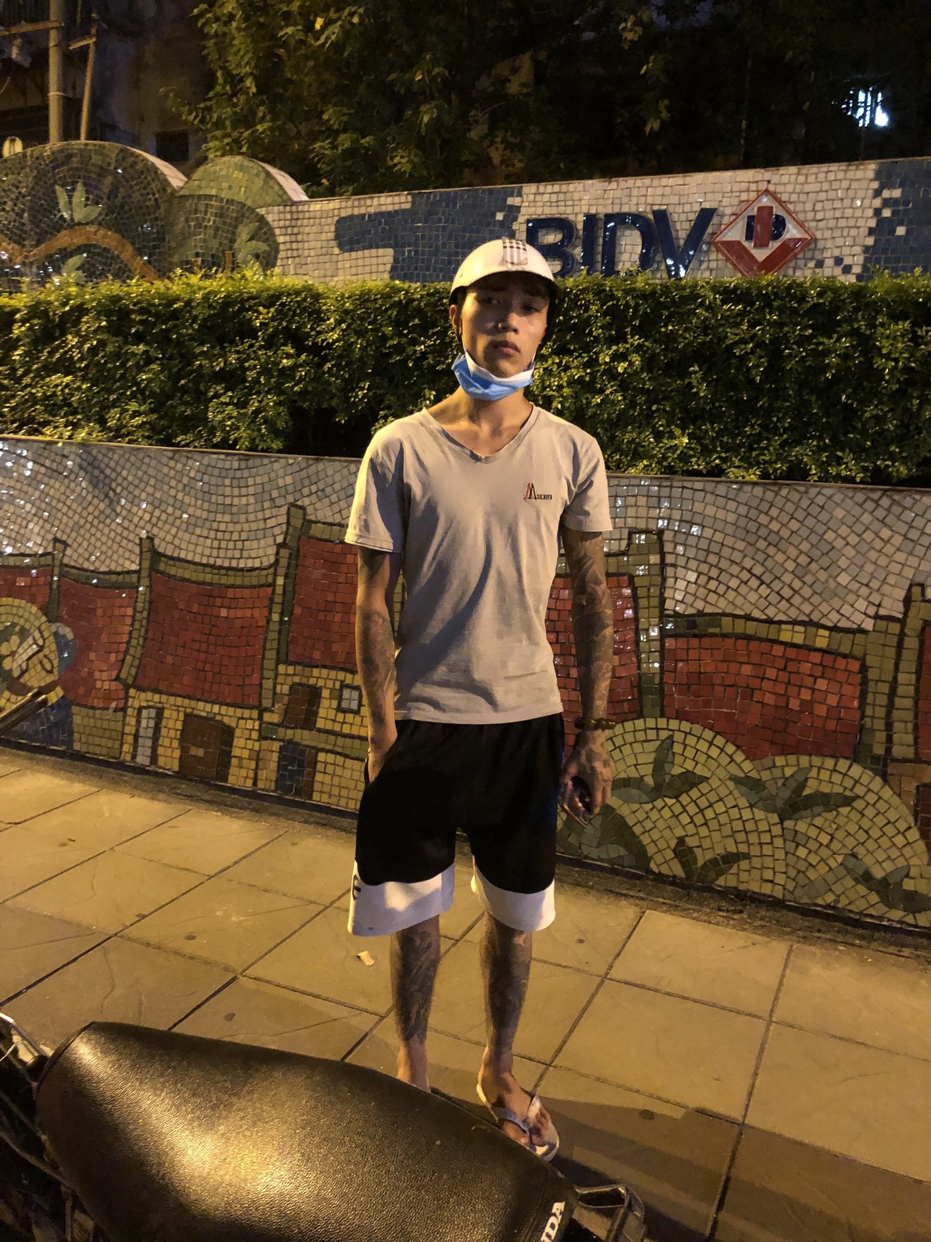 Chuyen ma tuy vao khu phong toa anh 1