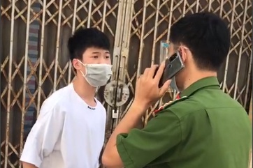 Thanh nien chui boi, xuc pham cong an tiep tuc bi xu phat hinh anh