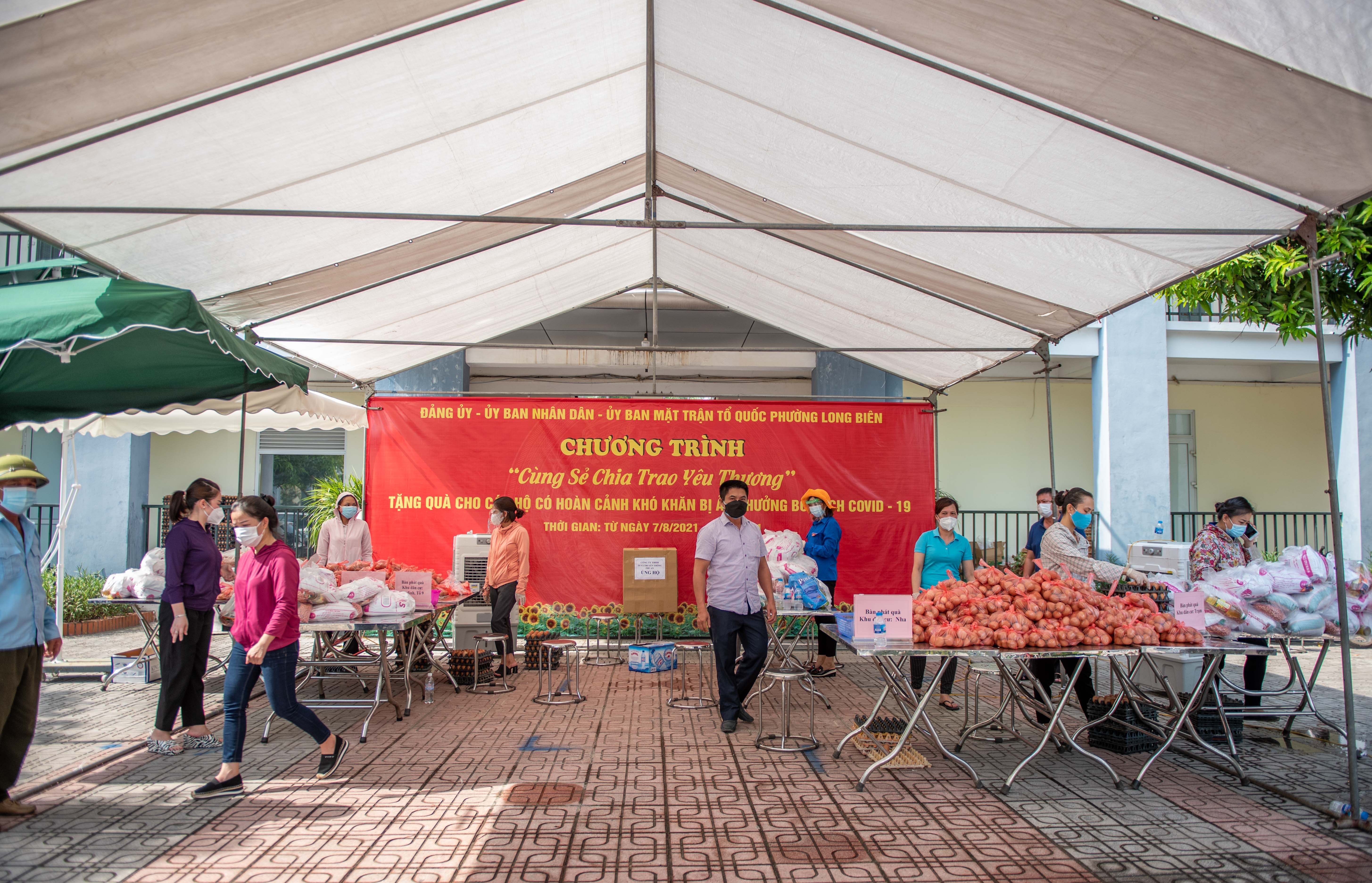 Trao qua cho nguoi ngheo nguoi thue tro anh 1