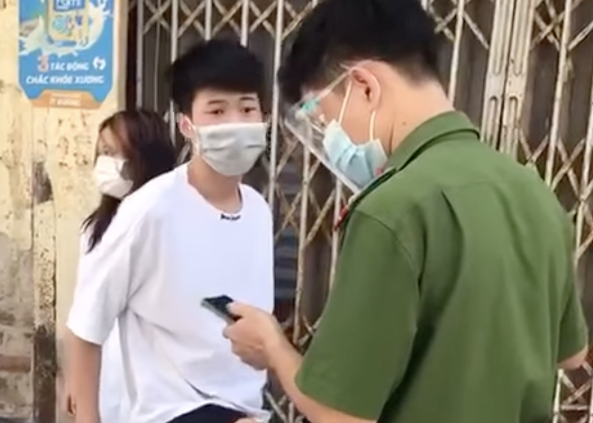 Nguoi chui boi, xuc pham cong an bi phat hon 2,2 trieu hinh anh