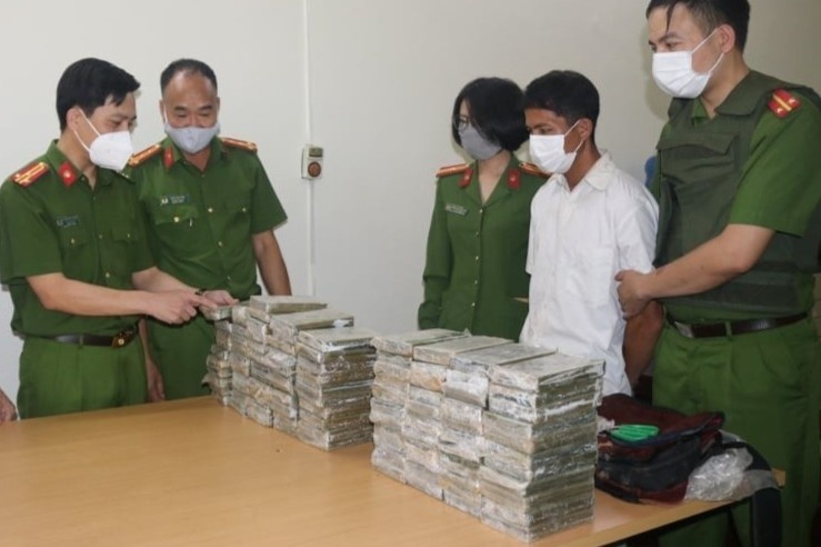 Nguoi dan ong van chuyen 98 banh heroin hinh anh