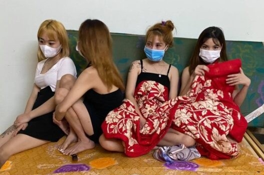 8 nguoi thue nha nghi de su dung ma tuy hinh anh