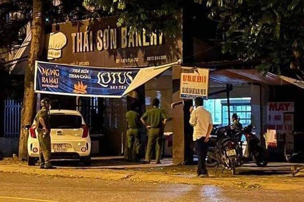 Thanh nien 18 tuoi tu vong trong cua hang banh hinh anh