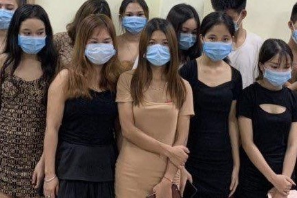 Khach va nhan vien quan karaoke chui vao chuong cho de tron canh sat hinh anh