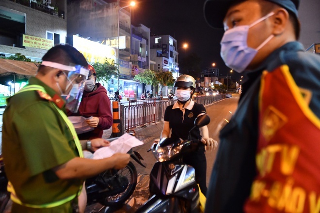 Dam can bo vi khong duoc qua chot kiem dich hinh anh