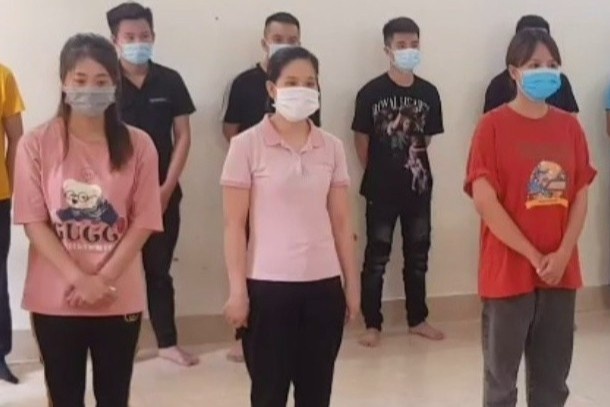 Khoi to 12 nguoi trong duong day lam gia phieu xet nghiem Covid-19 hinh anh