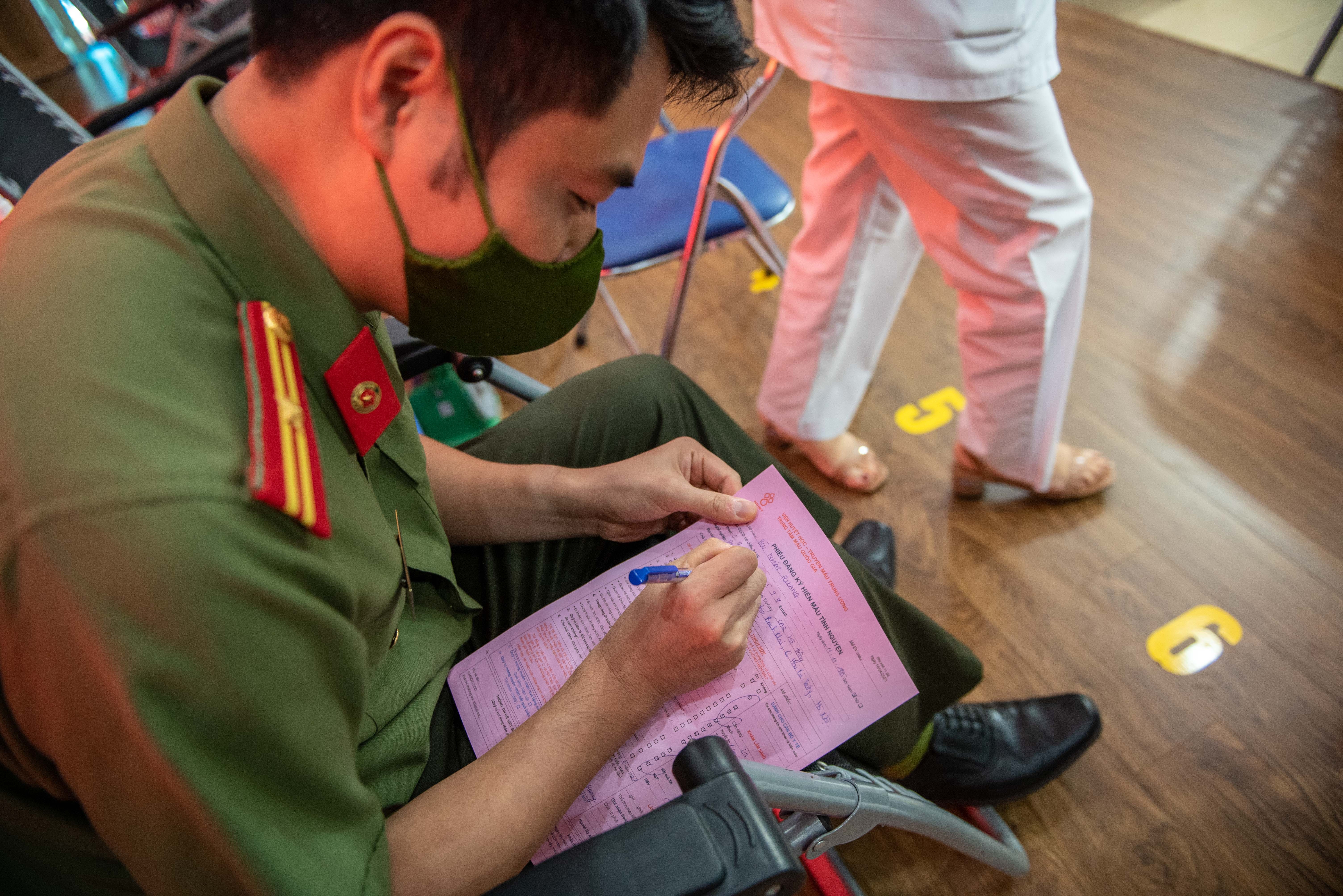 Cong an quan ha dong hien mau tinh nguyen anh 3