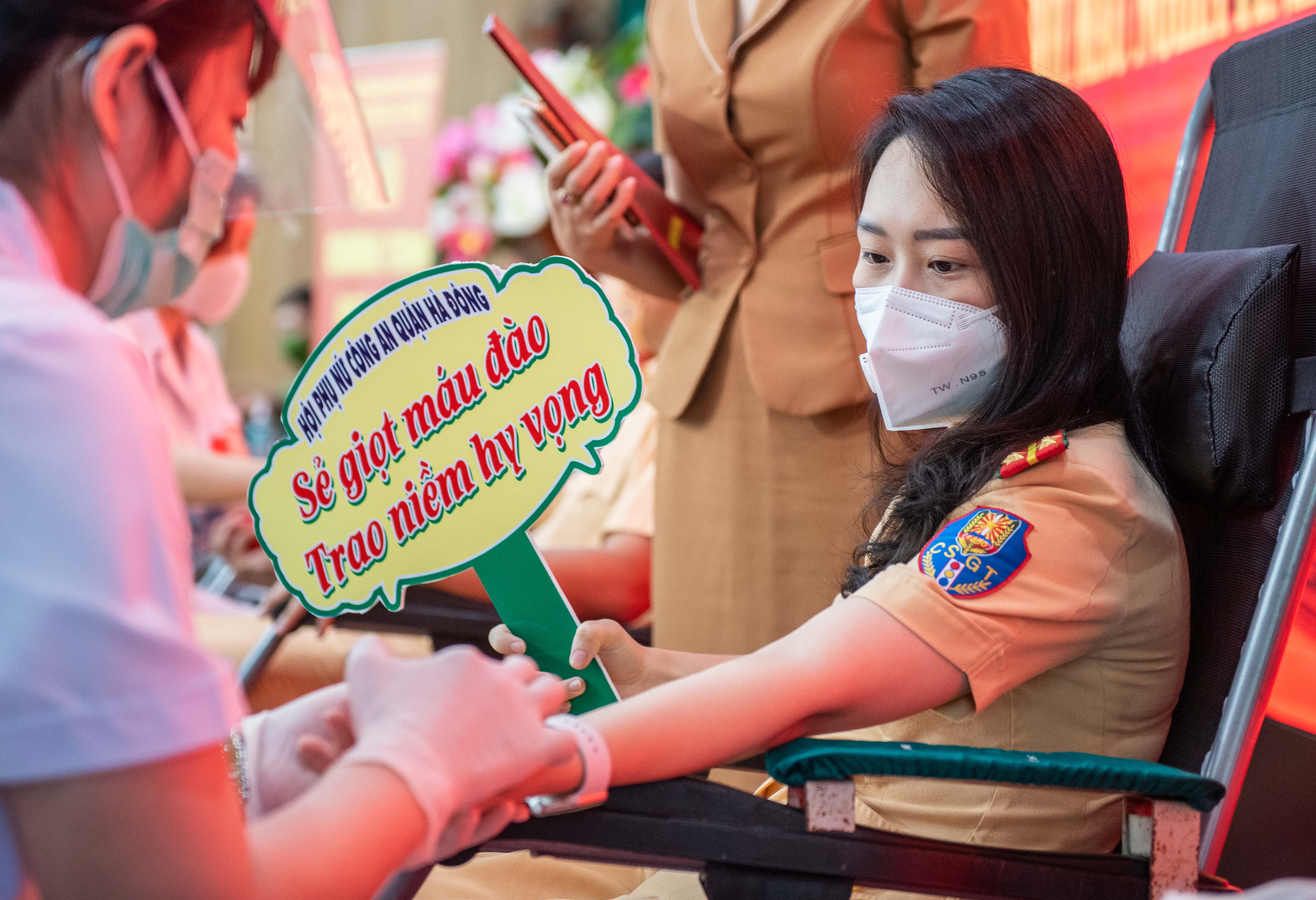 Cong an quan ha dong hien mau tinh nguyen anh 5