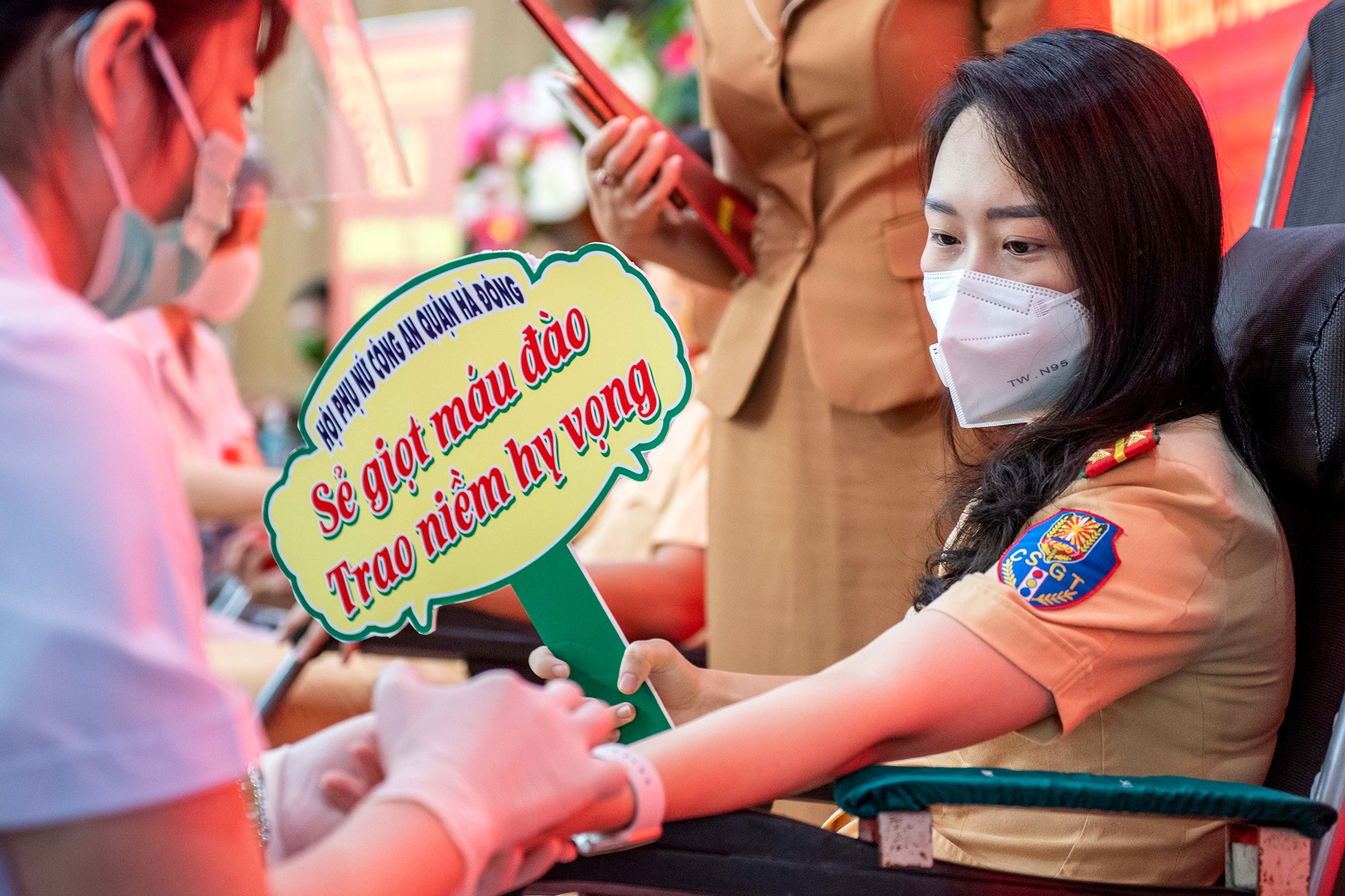 Gan 300 cong an hien mau cuu nguoi trong dich Covid-19 hinh anh