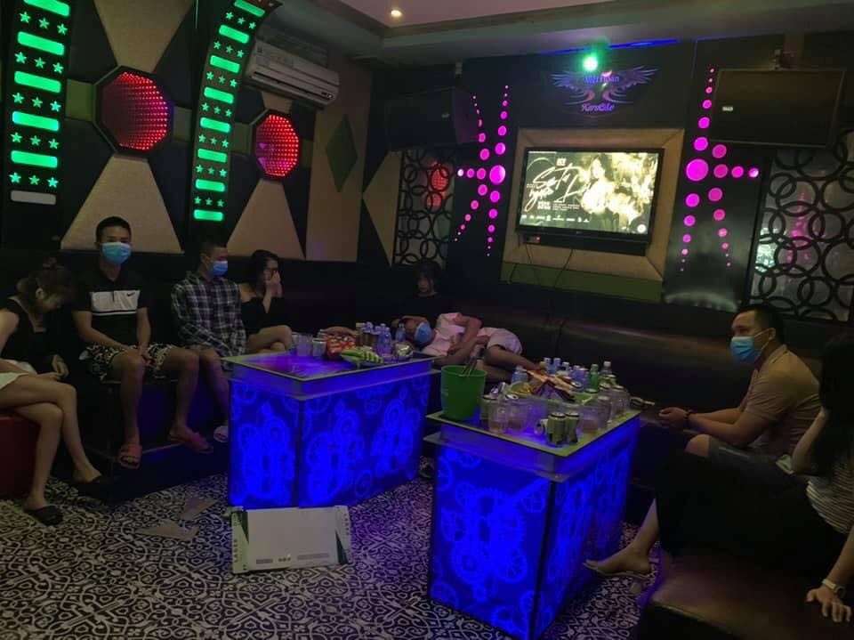 Chủ quán karaoke bị đề nghị xử phạt ảnh 1 Chu quan karaoke bi de nghi xu phat anh 1