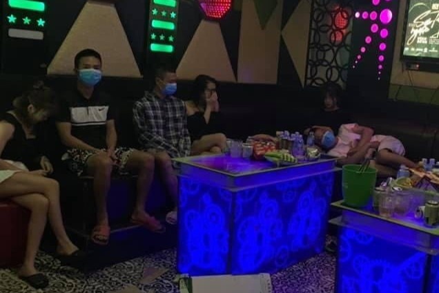 8 nguoi tu tap hat karaoke bi de nghi xu phat 60 trieu dong hinh anh