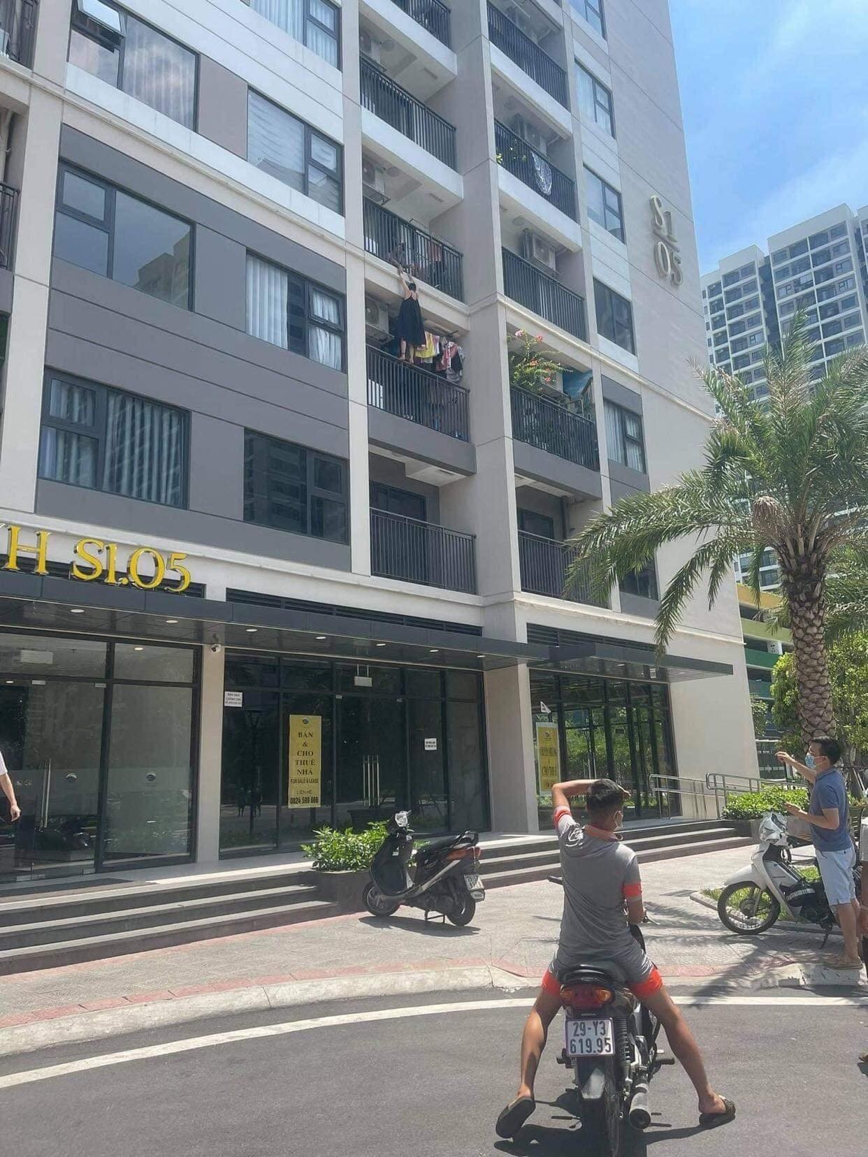 Treo ra ban cong sau khi uong bia anh 1