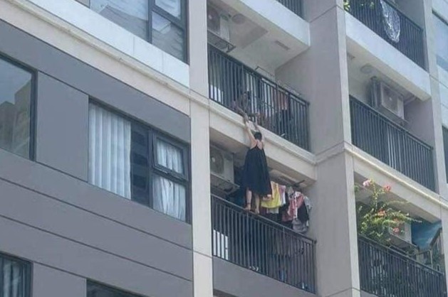 Gian chong khi uong bia, vo treo ra ban cong chung cu cao tang hinh anh