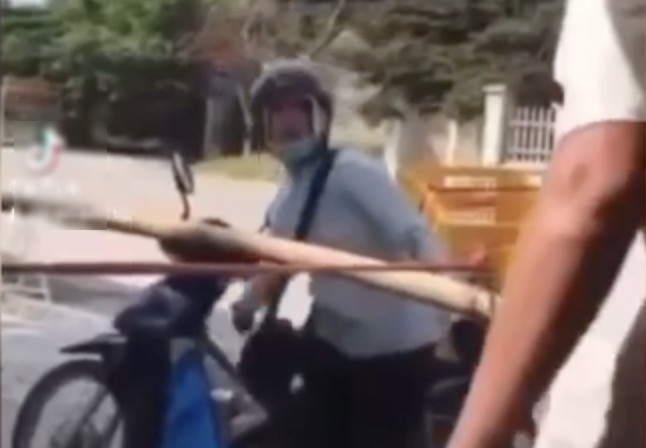 Giat dien thoai cua can bo kiem soat khi bi nhac nho deo khau trang hinh anh