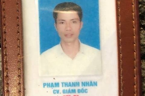Giam doc cong ty tu ky giay di duong de trom tai san hinh anh