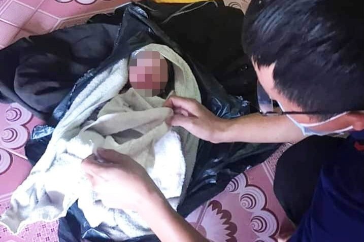 Be gai so sinh nam canh thung rac hinh anh