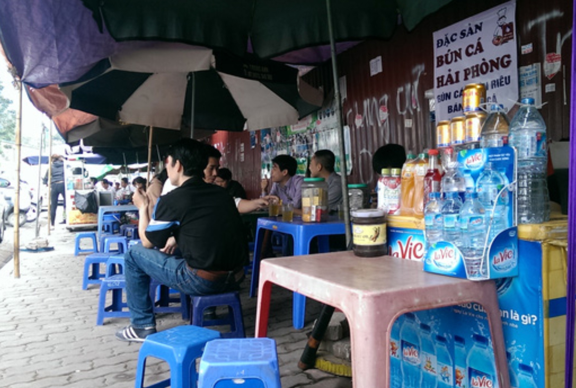 Chu quan nuoc bi phat 10 trieu vi phuc vu 3 khach hinh anh