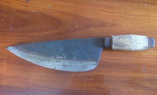 Bi lap bien ban, nguoi phu nu cam dao doa giet can bo hinh anh