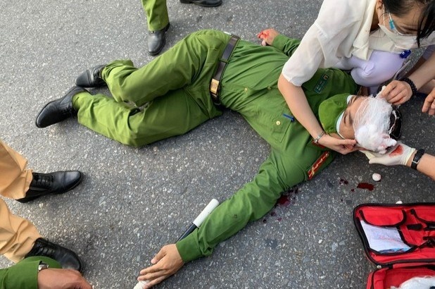 Thanh nien co thong chot, tong trong thuong canh sat hinh anh