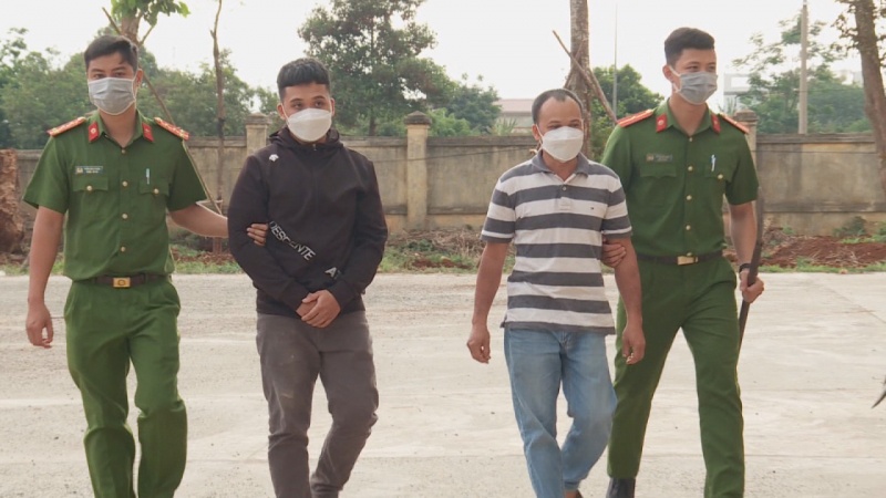 Hai bo con vac dao chem nguoi sau va cham giao thong hinh anh