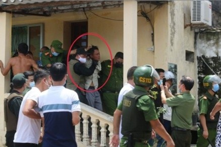 Con gai bi bo bat giu lam con tin hinh anh