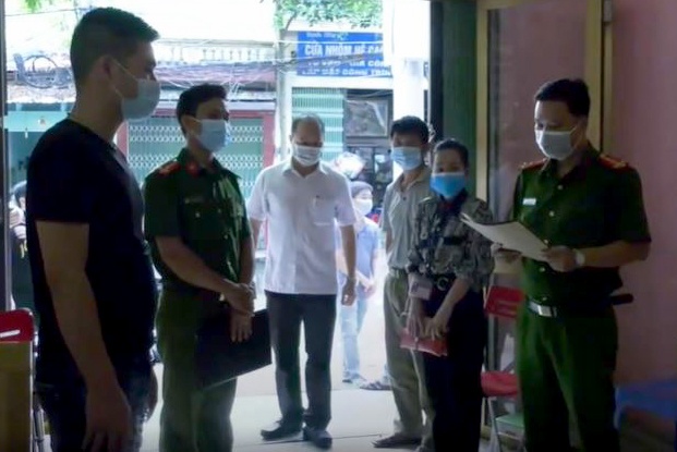 'Tu ba' mua thieu nu 15 tuoi ve phuc vu khach mua dam hinh anh