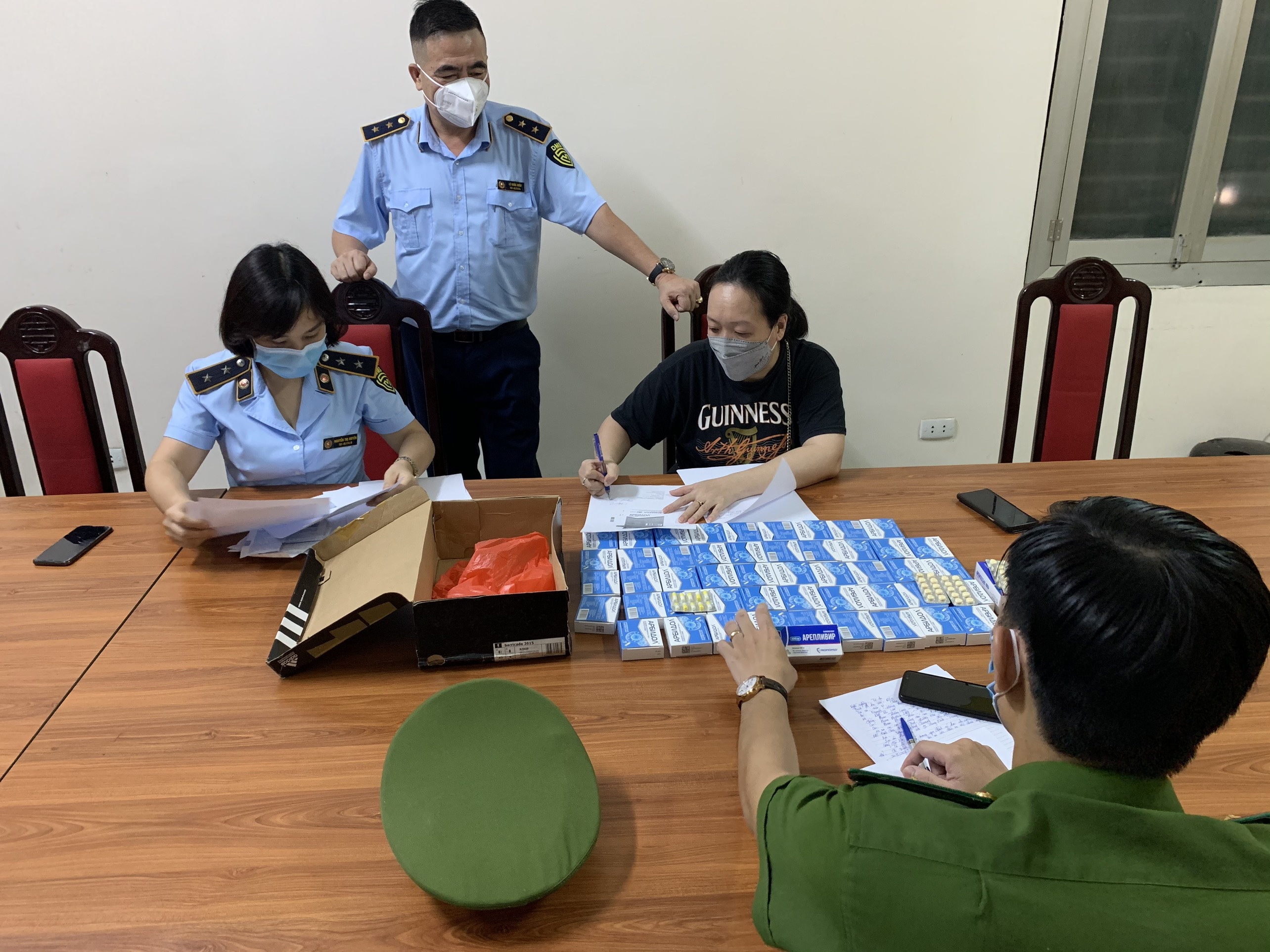 Bat lo thuoc lau dieu tri covid-19 anh 1