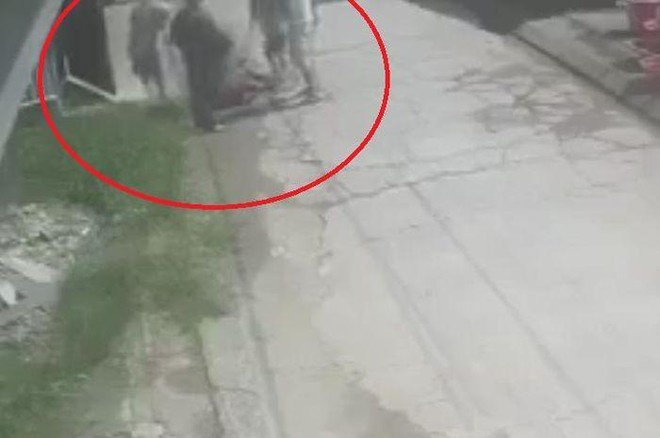 Nguoi dan ong bi bat giu,  danh dap anh 1