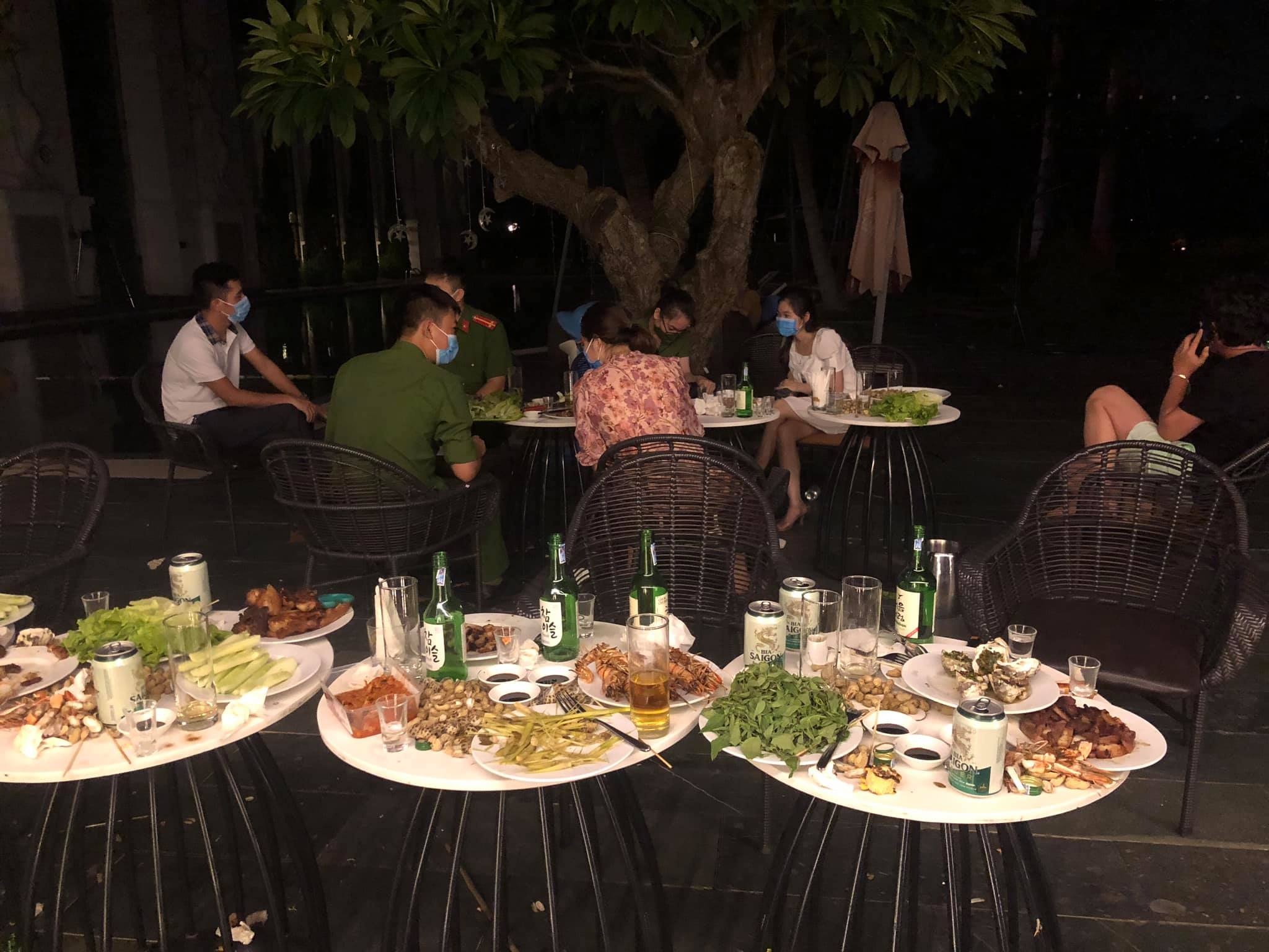 Tu tap an nhau o khach san anh 1