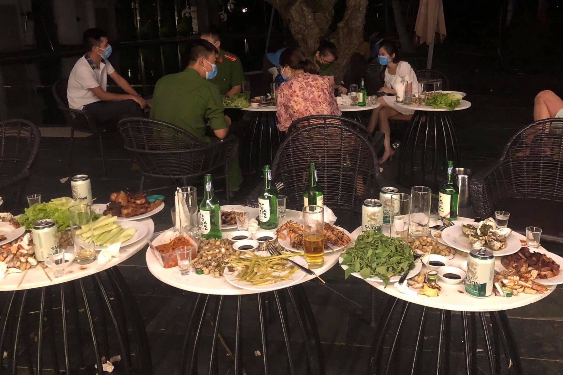 20 nguoi tu tap an tiec tai khach san Westlake hinh anh