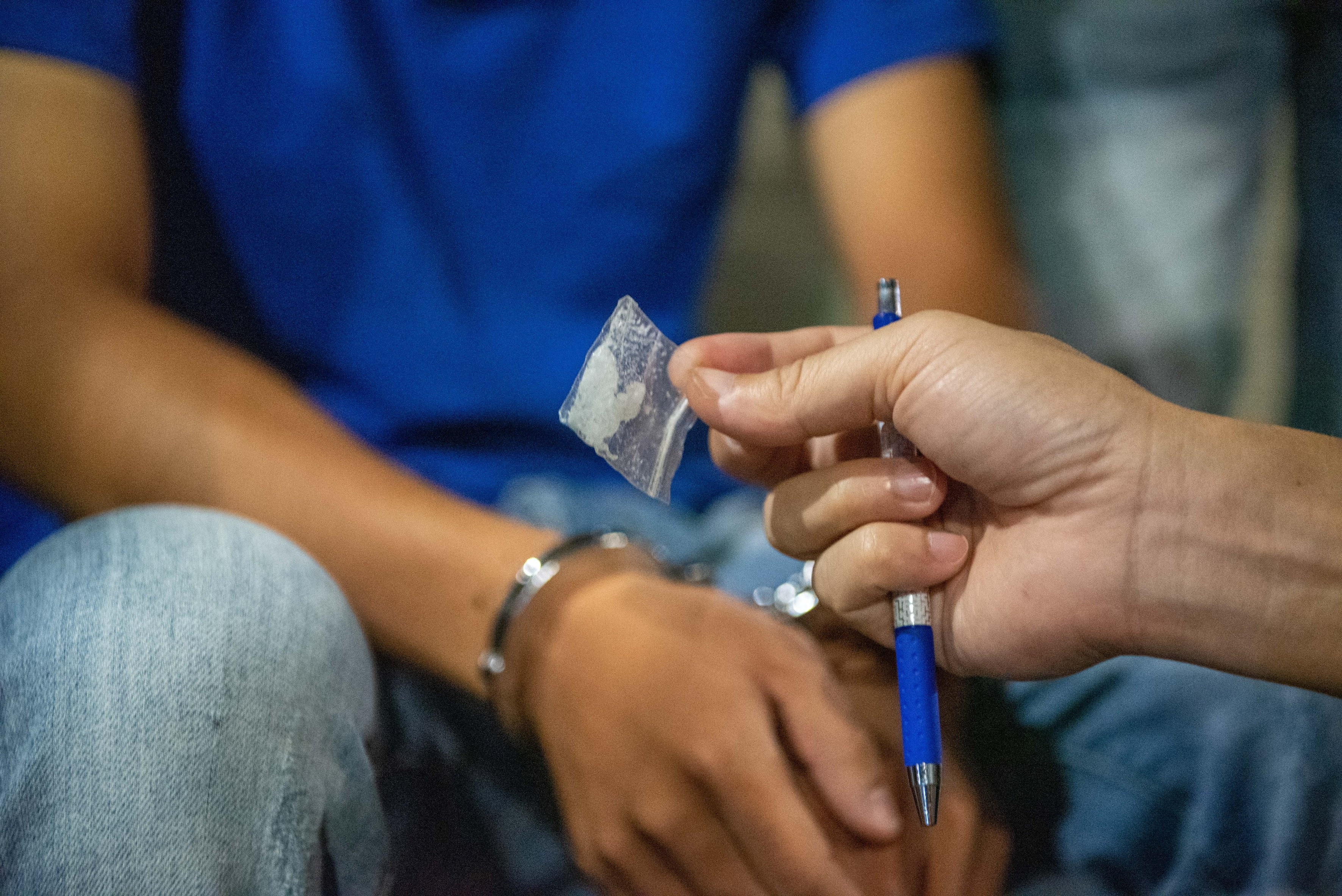 Canh sat 141 phat hien goi ma tuy trong hop my pham hinh anh