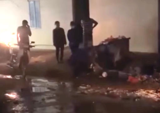 Thi the be trai trong thung rac anh 1