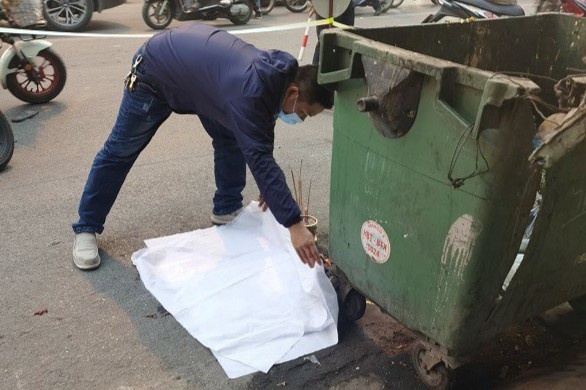 Thi the be trai so sinh trong thung rac hinh anh