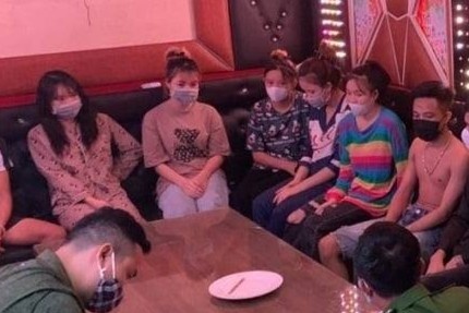 10 nguoi choi ma tuy trong quan karaoke o Ha Noi hinh anh