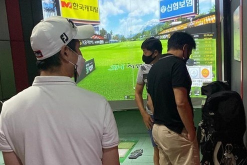 25 nguoi nuoc ngoai danh golf tai The Garden giua luc Ha Noi gian cach hinh anh