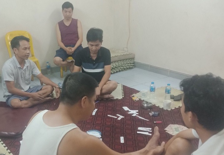 7 nguoi bi phat 105 trieu dong vi danh bac o Ha Noi hinh anh