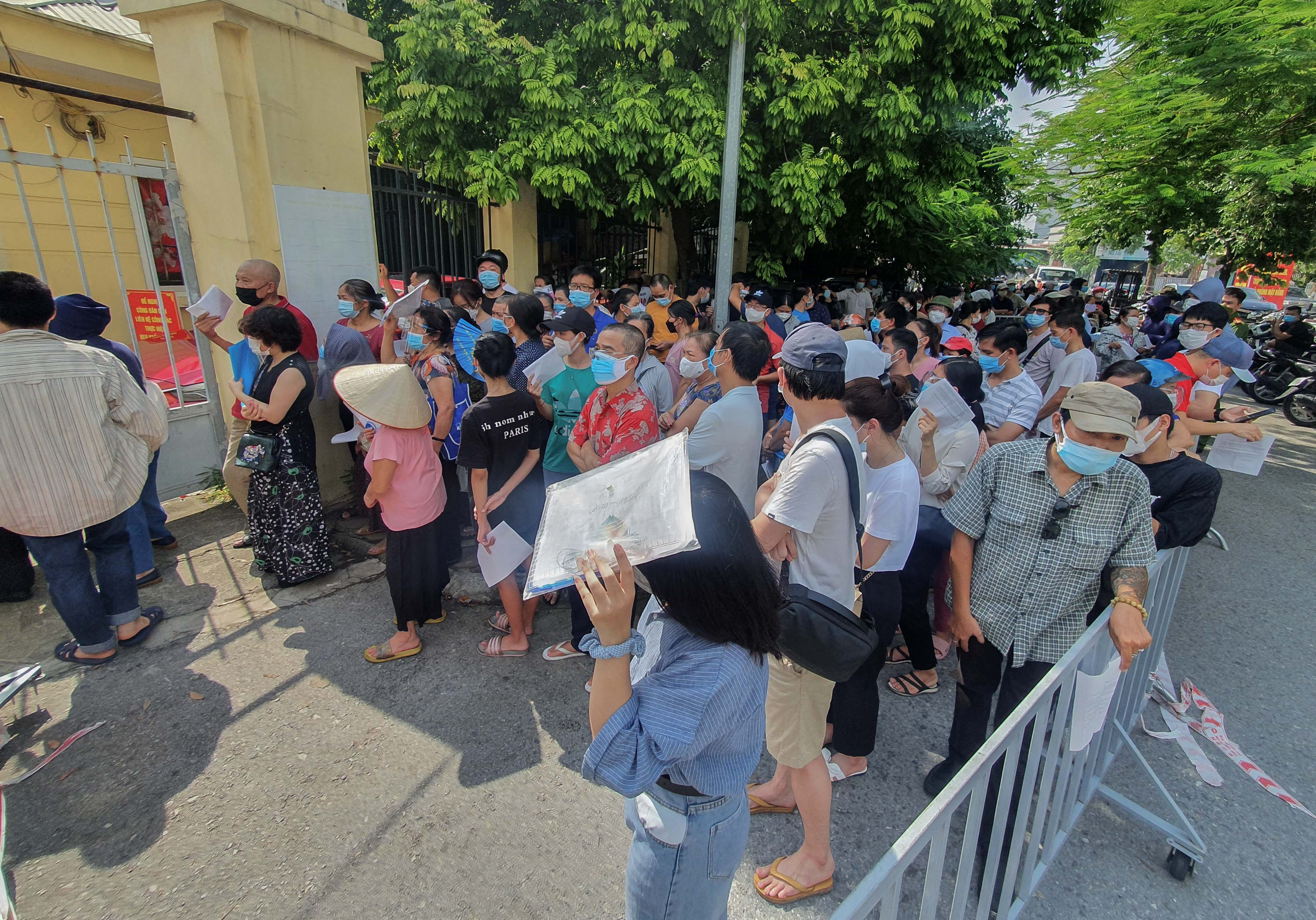 Nguoi dan chen lan tiem vaccine anh 1