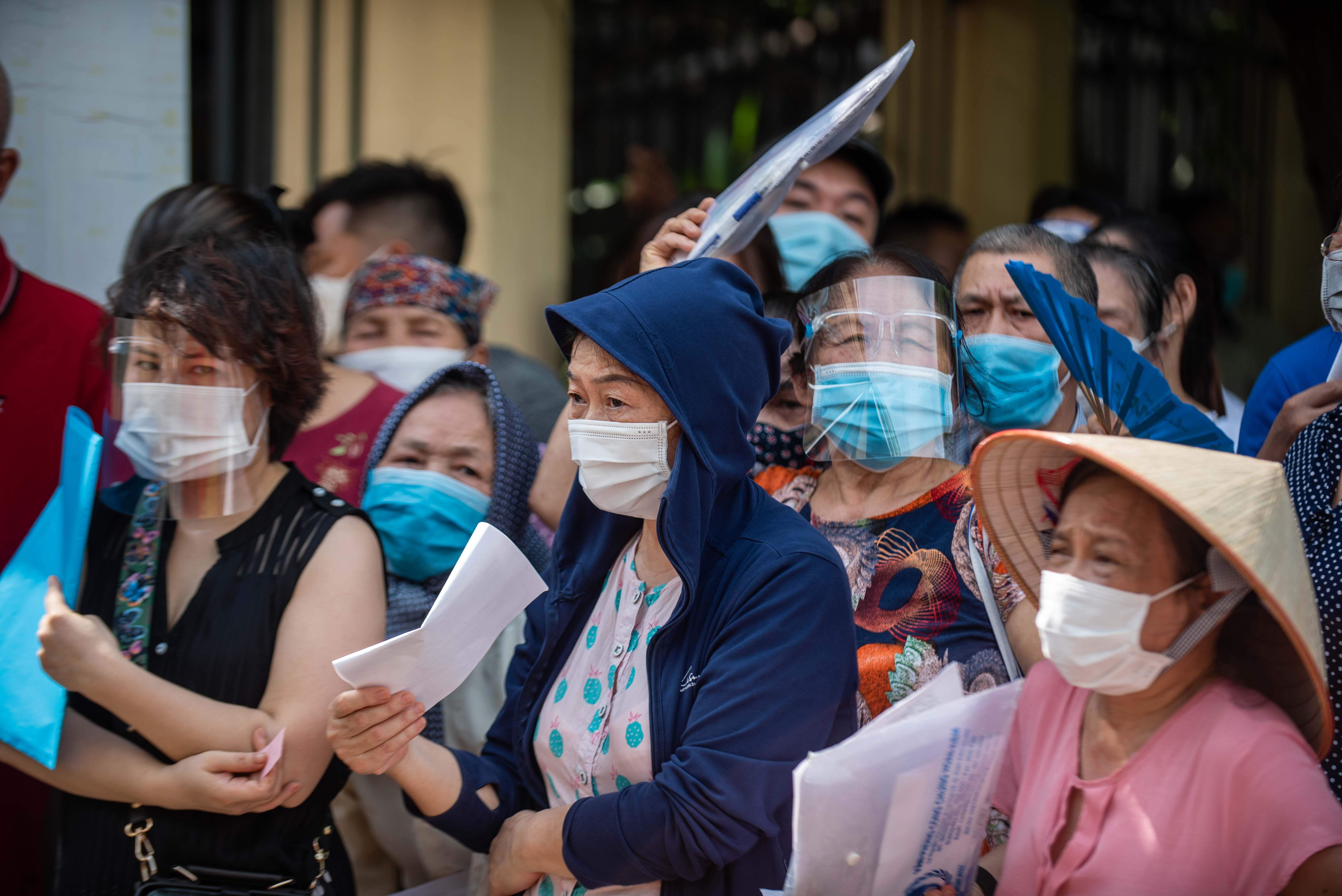 Nguoi dan chen lan tiem vaccine anh 4