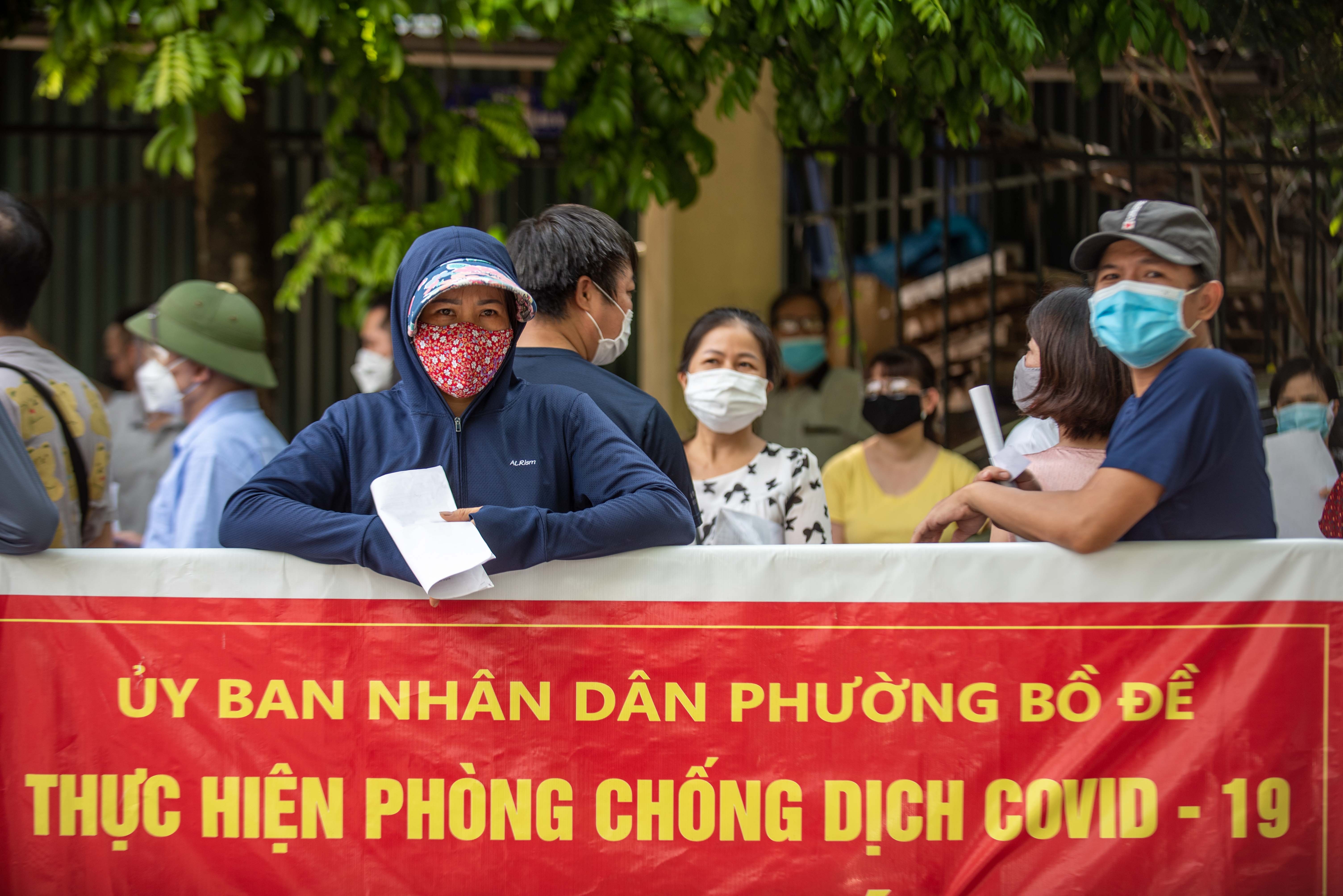 Nguoi dan chen lan tiem vaccine anh 5