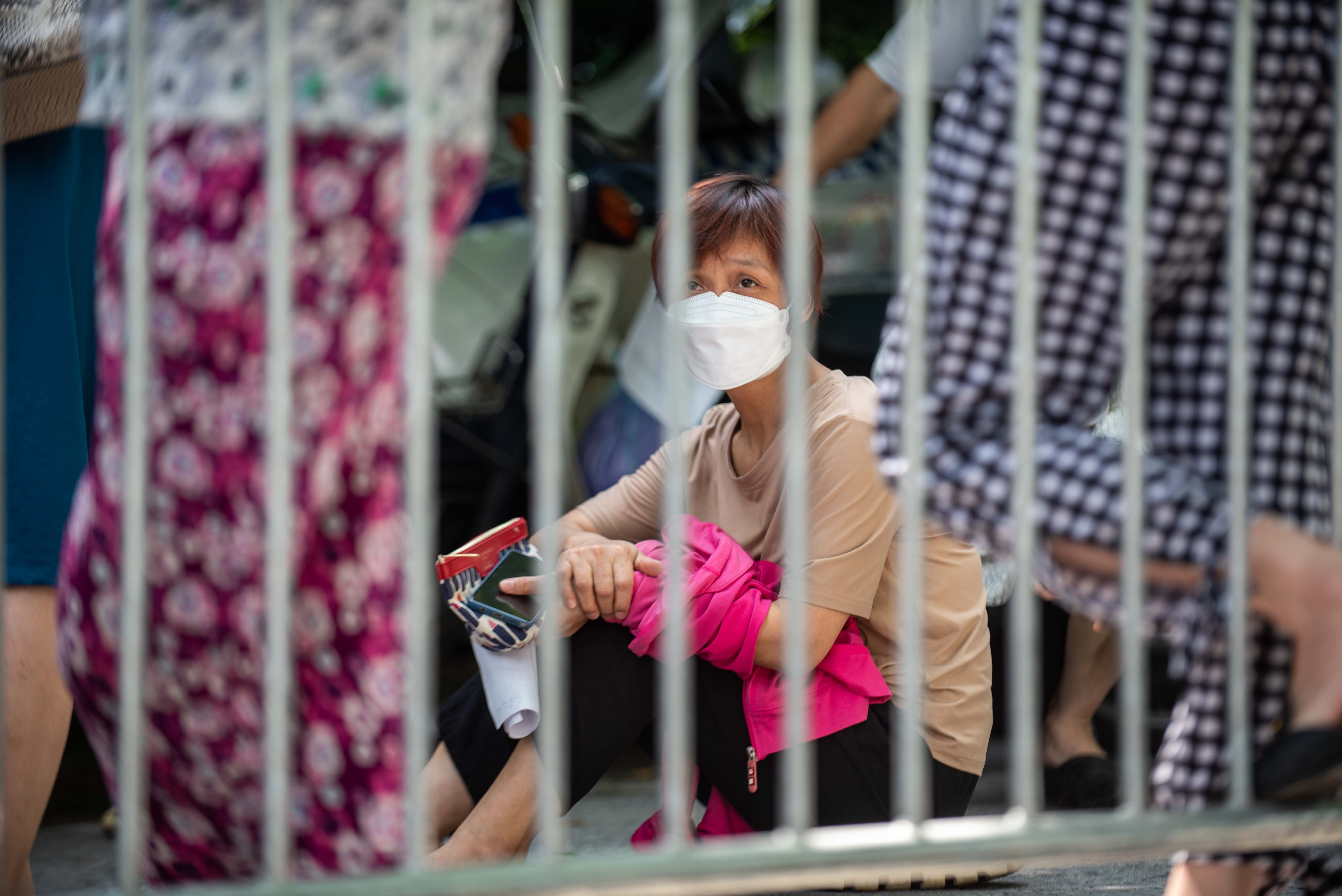 Nguoi dan chen lan tiem vaccine anh 9