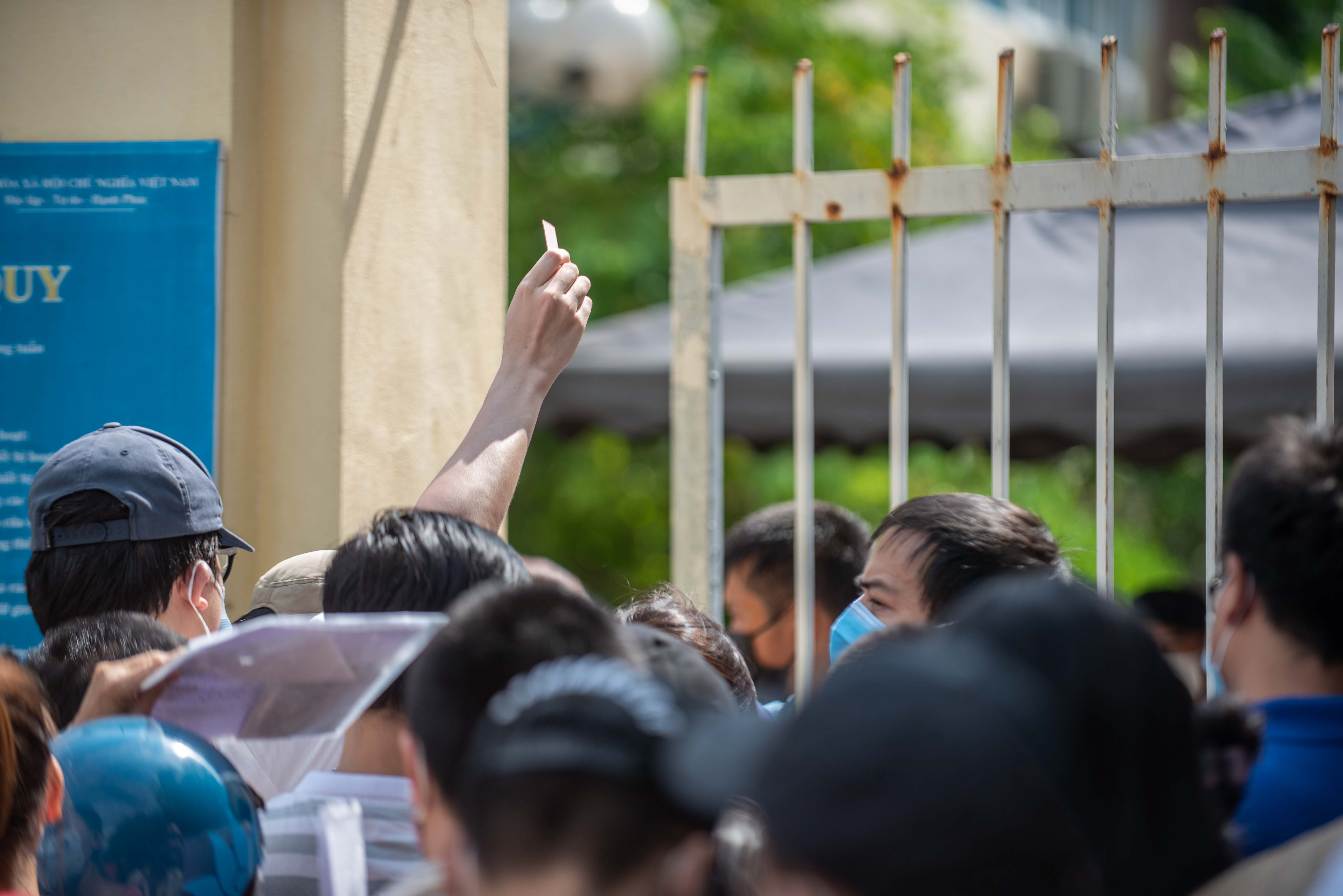 Nguoi dan chen lan tiem vaccine anh 6