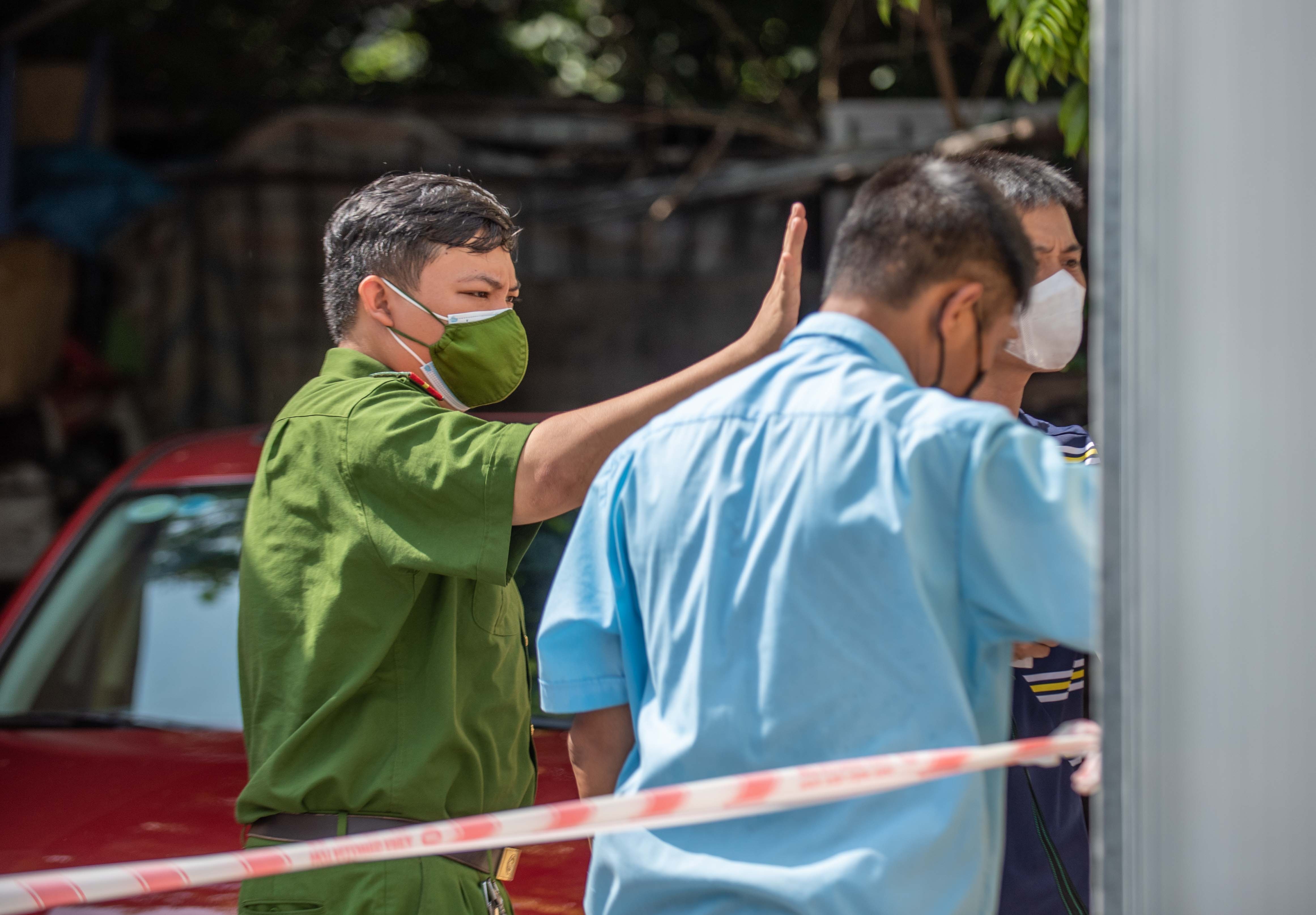 Nguoi dan chen lan tiem vaccine anh 3