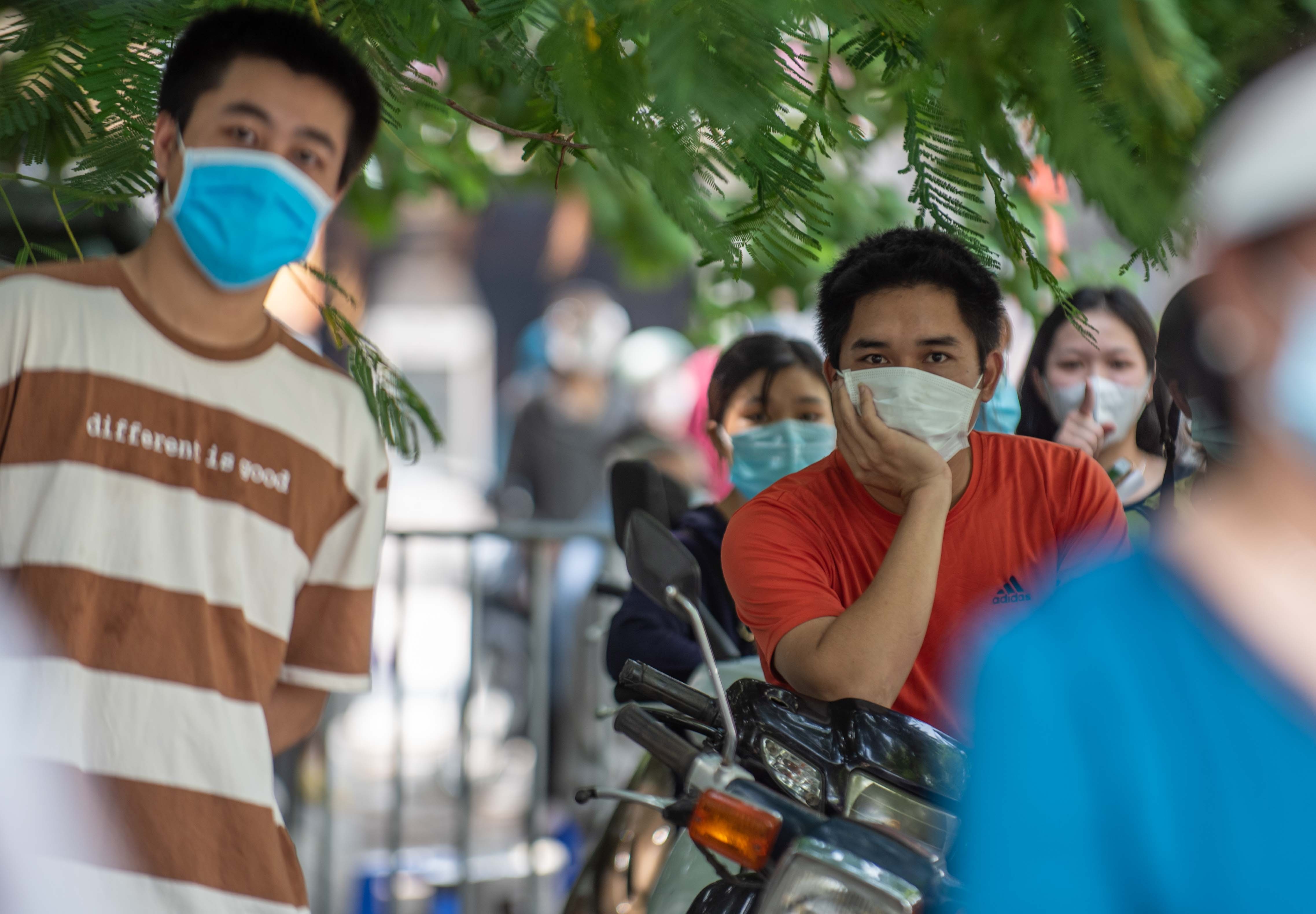 Nguoi dan chen lan tiem vaccine anh 7