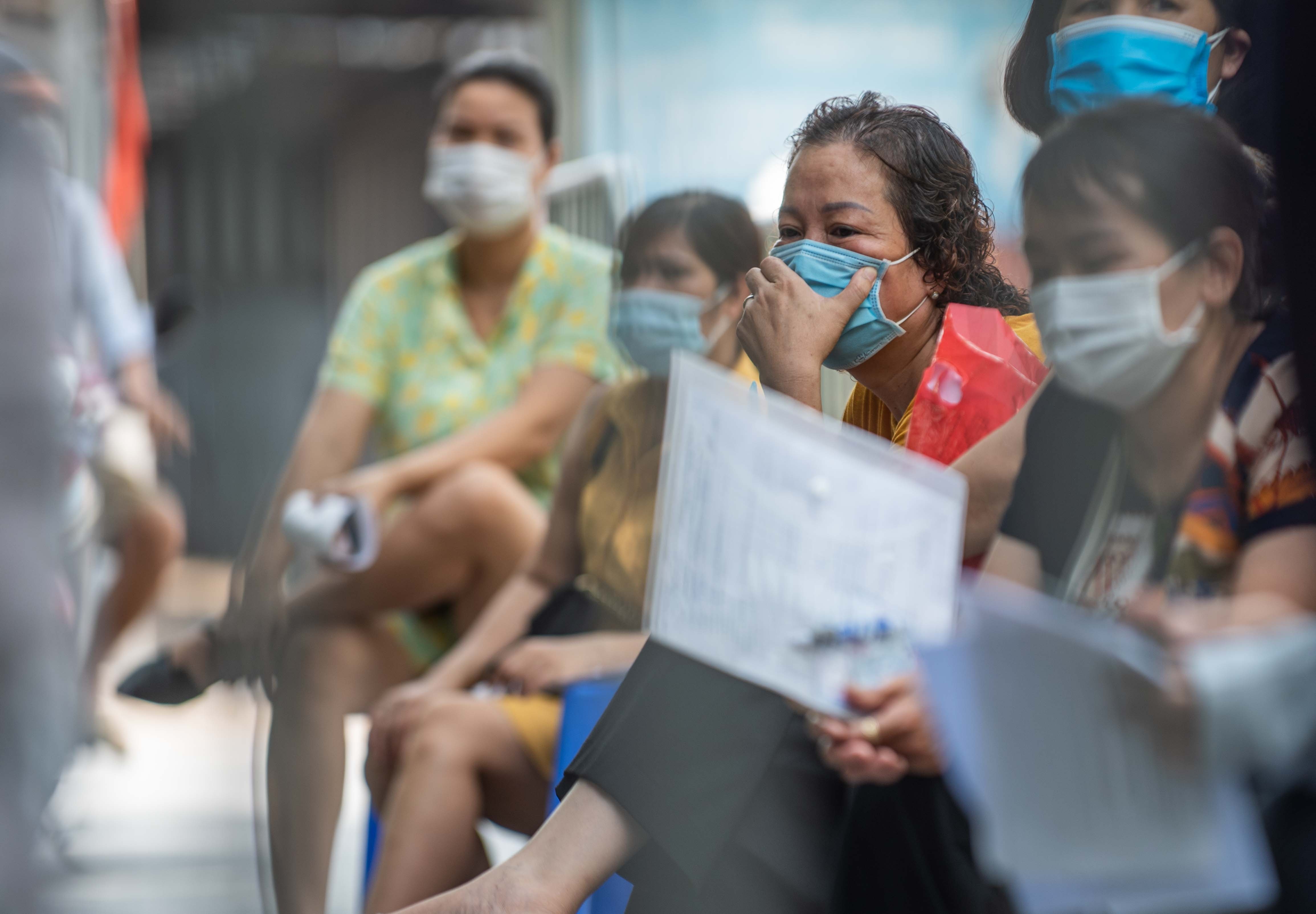 Nguoi dan chen lan tiem vaccine anh 8
